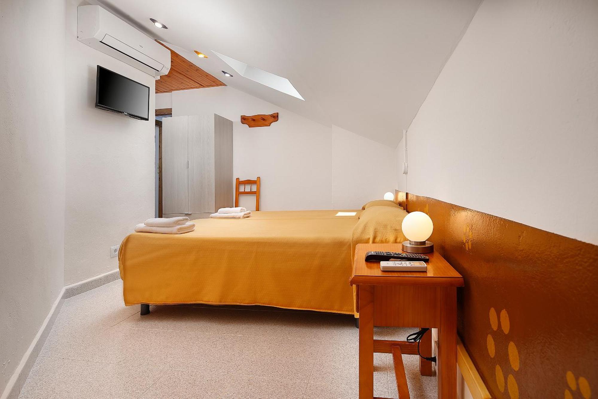 Albergue Sierra De Arbe Naval Bagian luar foto
